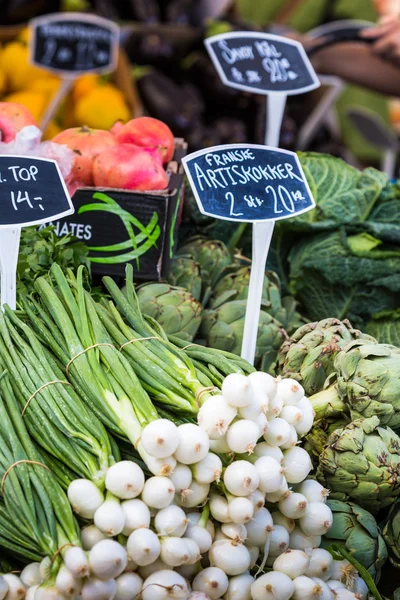 Ortaggi freschi e biologici sul mercato agricolo — Foto Stock