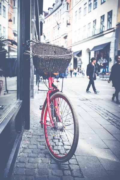 Klassieke vintage retro stad fiets in Kopenhagen, Denemarken — Stockfoto