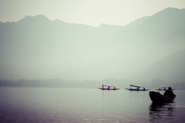 huzur içinde dal Gölü ile kar dağ arka planda srinagar, Hindistan Keşmir