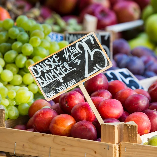 Manzanas verdes y rojas en el mercado local en Copenhague, Dinamarca . —  Fotos de Stock