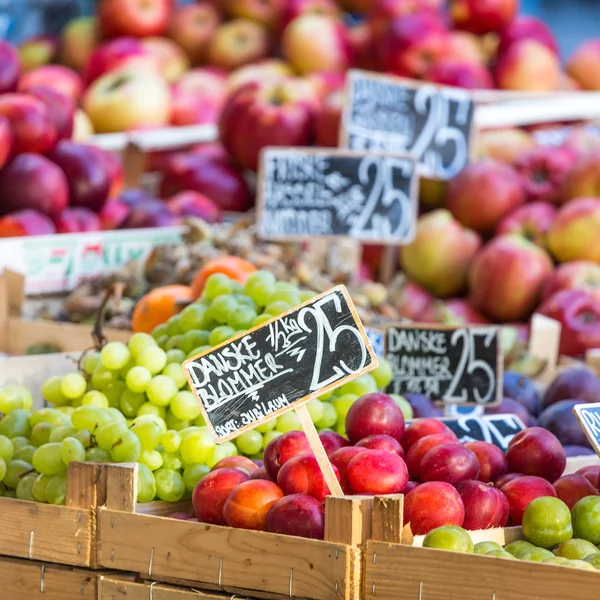 Grüne und rote Äpfel auf dem lokalen Markt in Kopenhagen, Dänemark. — Stockfoto