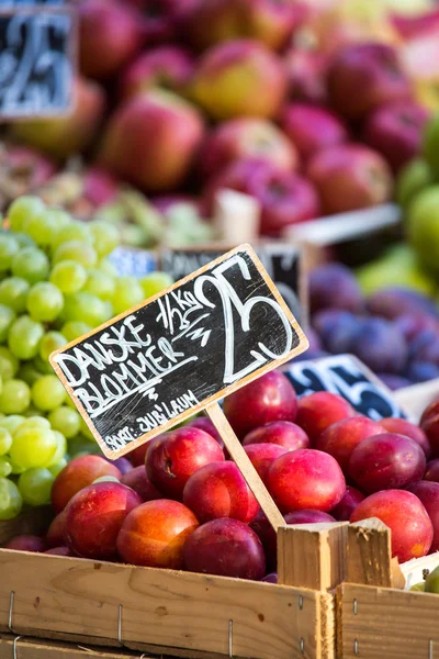 Manzanas verdes y rojas en el mercado local en Copenhague, Dinamarca . —  Fotos de Stock