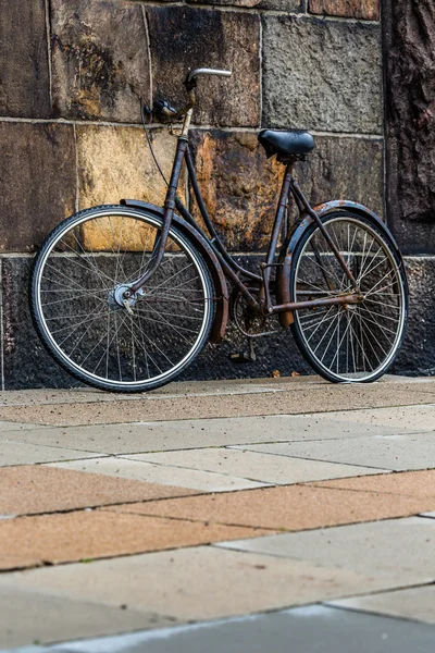 Klasický vintage retro městské kolo v Kodani, Dánsko — Stock fotografie