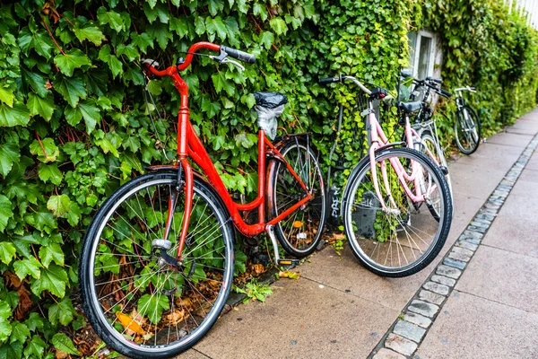 Klassieke vintage retro stad fiets in Kopenhagen, Denemarken — Stockfoto