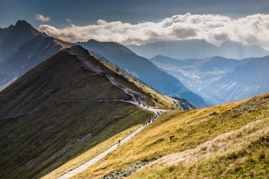 yol kasprowy wierch tatra Dağları'nda dik yan ve Polonya ve Slovakya sınır görünümü.