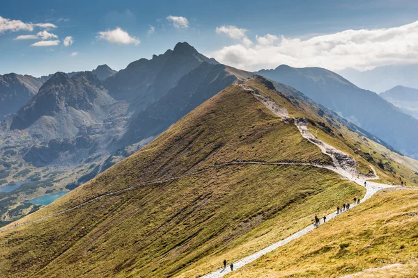 Path on the steep side of Kasprowy Wierch in Tatra mountains and a view of the border between Poland and Slovakia. — Stock Photo, Image