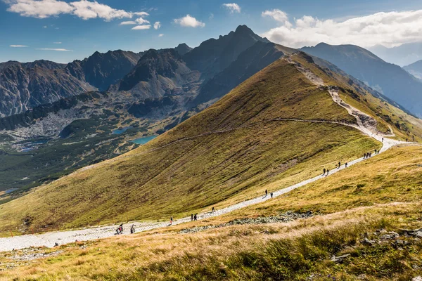 UNC-pad op de steile kant van kasprowy suites in tatra bergen en een uitzicht op de grens tussen Polen en Slowakije. — Stockfoto