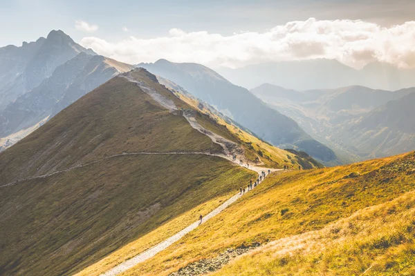 Caminho no lado íngreme de Kasprowy Wierch, nas montanhas Tatra, e vista para a fronteira entre a Polónia e a Eslováquia . — Fotografia de Stock