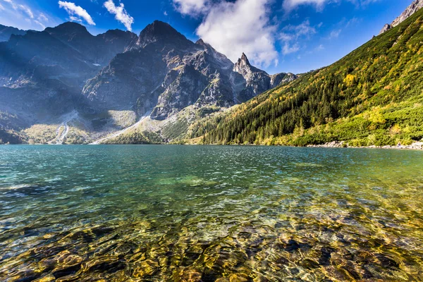 Zelená voda horské jezero Morskie Oko, Tatry, Polsko — Stock fotografie