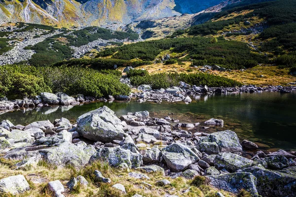 Горное озеро в долине 5 озер в горах Татры — стоковое фото