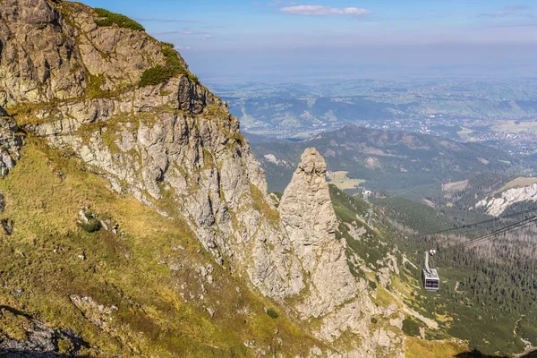 タトラ山脈のポーランド カスプロヴィ ヴィェルフ山ピークのケーブルカー. — ストック写真