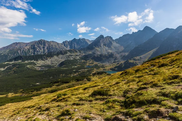 Vy över Tatrabergen från vandringsled. Polen. Europa. — Stockfoto
