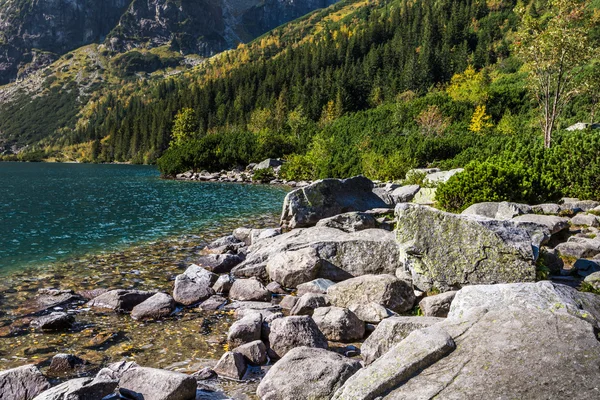 Eau verte lac de montagne Morskie Oko, Tatra Mountains, Pologne — Photo