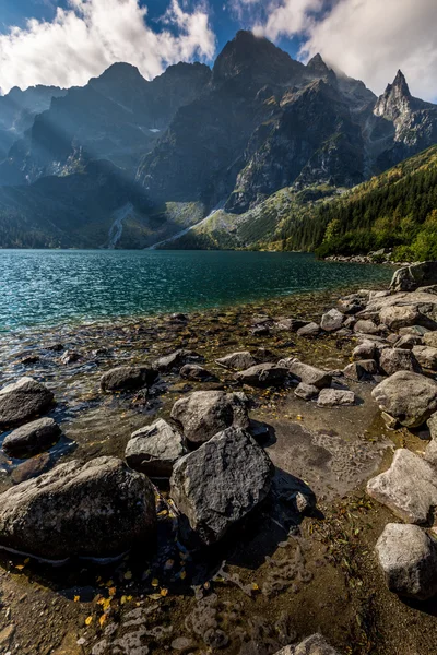 Zelená voda horské jezero Morskie Oko, Tatry, Polsko — Stock fotografie