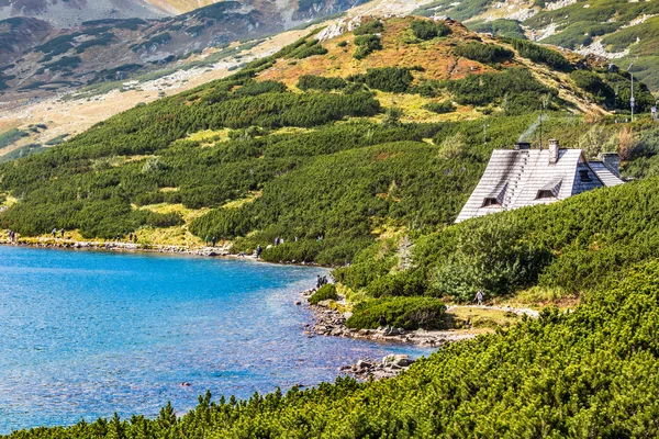 Lago di montagna in 5 laghi valle in Monti Tatra, Polonia. — Foto Stock