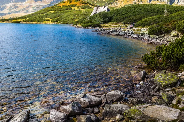 Montanha lago em 5 lagos vale em Tatra Montanhas, Polônia. — Fotografia de Stock