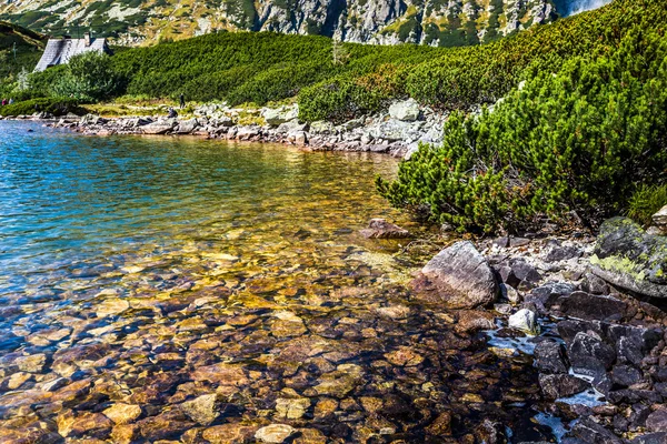 Lago de montaña en el valle de 5 lagos en las montañas de Tatra, Polonia. — Foto de Stock