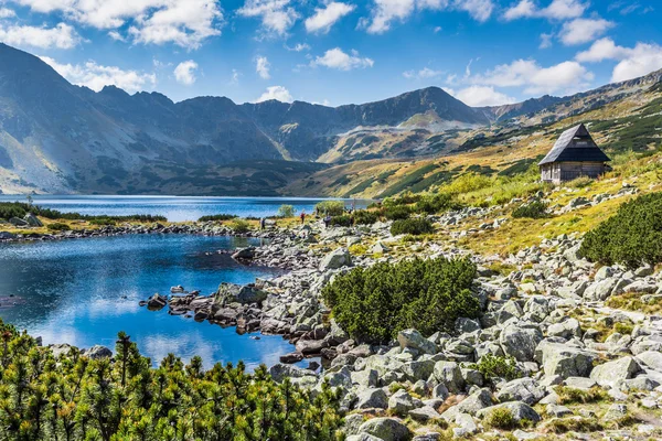 Montanha lago em 5 lagos vale em Tatra Montanhas, Polônia. — Fotografia de Stock