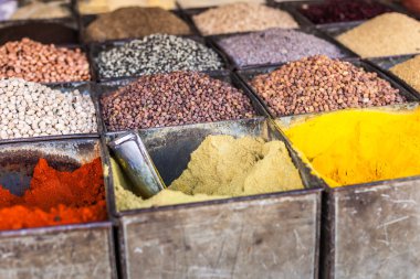 geleneksel baharat ve Hindistan Yerel Pazar içinde kuru meyve.