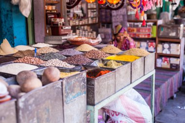 geleneksel baharat ve Hindistan Yerel Pazar içinde kuru meyve.