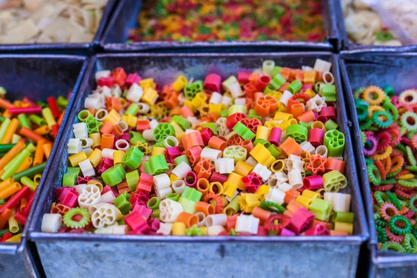 Colorate alimente macaroane paste fundal pe piața din India — Fotografie, imagine de stoc