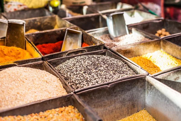 Especias tradicionales y frutas secas en el bazar local en la India . — Foto de Stock