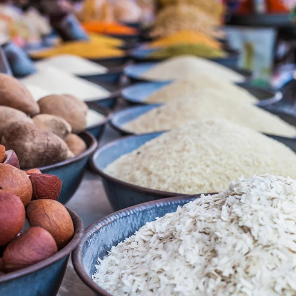 Different spices and herbs in metal bowls on a street market in India — Stock Photo, Image