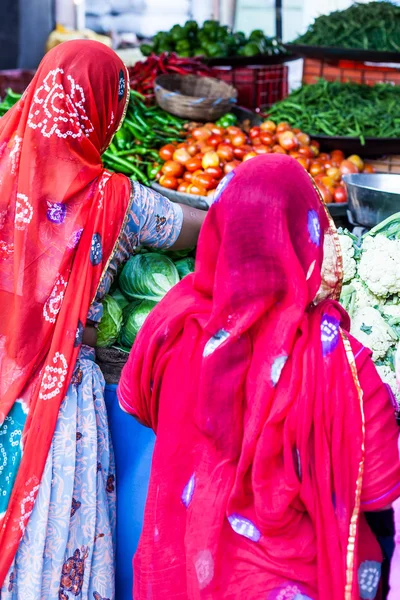 Mujeres indias comprando pulseras de colores en el mercado —  Fotos de Stock