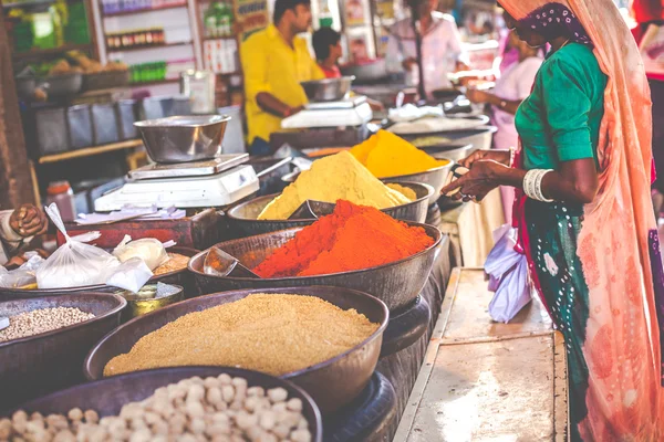 Традиційних спецій і сухофрукти в місцевих базару в Індії. — стокове фото