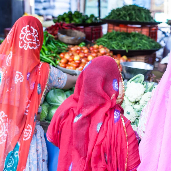 市場でカラフルなバングルを購入するインドの女性 — ストック写真