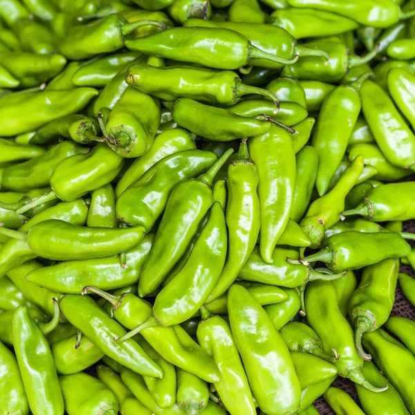 Verse paprica in traditionele plantaardige markt in india. — Stockfoto