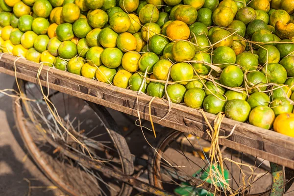 Limoni nel mercato locale in India . — Foto Stock