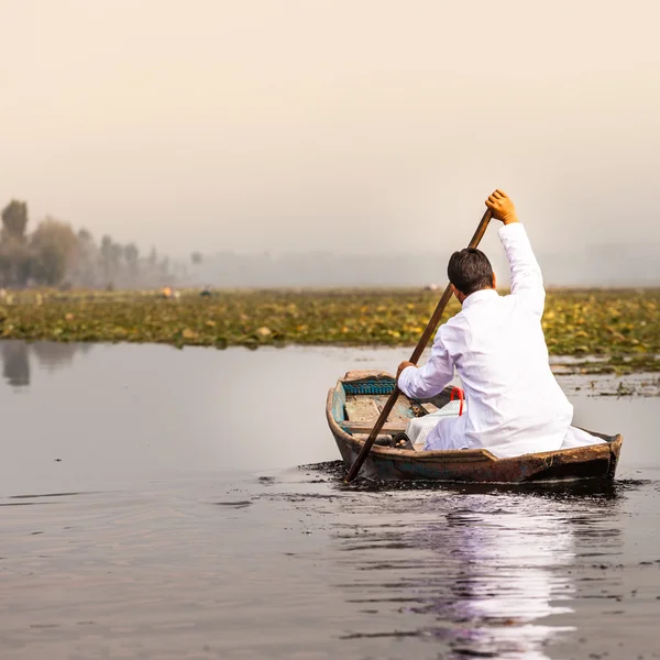 Shikara barca nel lago Dal, Kashmir India — Foto Stock