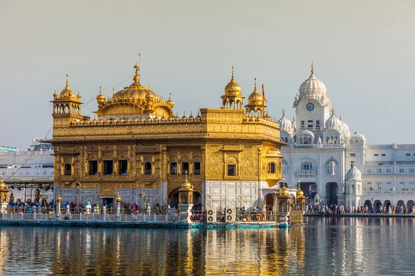 シーク gurdwara 黄金寺院 (ハリマンディル ・ サーヒブ)。アムリトサル、パンジャブ、インド — ストック写真