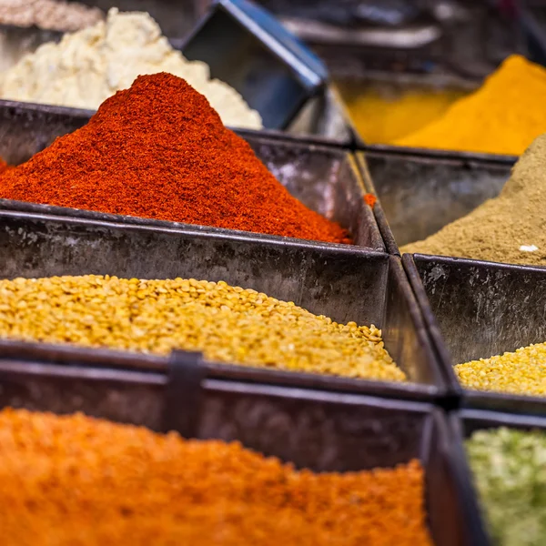 Especias tradicionales y frutas secas en el bazar local en la India . — Foto de Stock