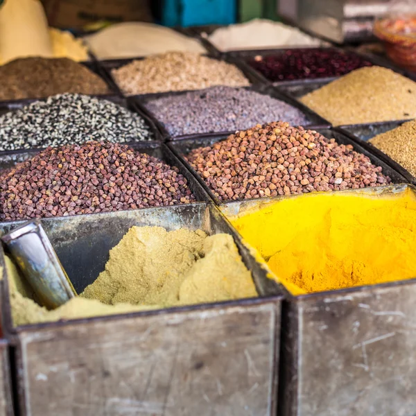 Traditionelle Gewürze und Trockenfrüchte auf einem lokalen Basar in Indien. — Stockfoto