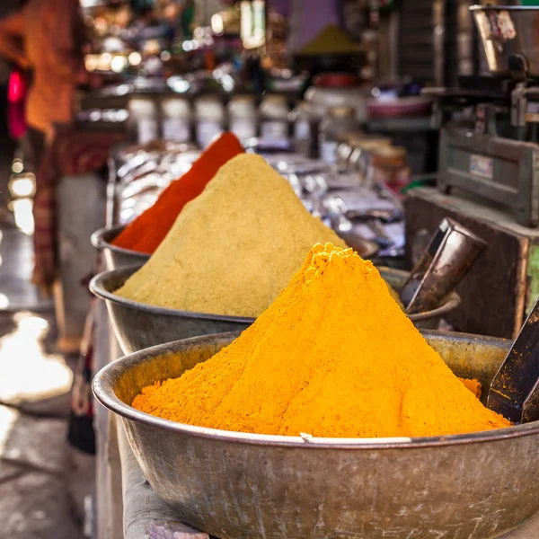 Especias tradicionales y frutas secas en el bazar local en la India . — Foto de Stock