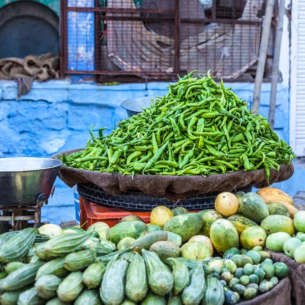 Paprica frais sur le marché traditionnel des légumes en Inde . — Photo