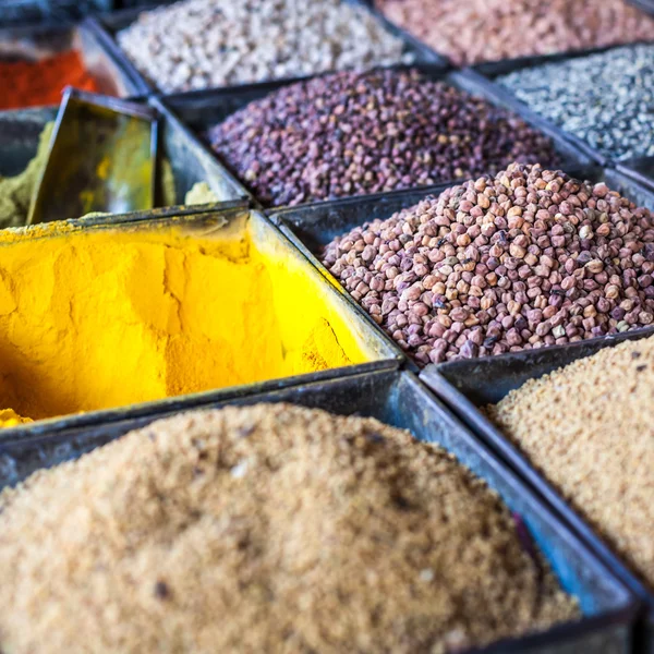 Традиционные специи и сухофрукты на местном базаре в Индии . — стоковое фото