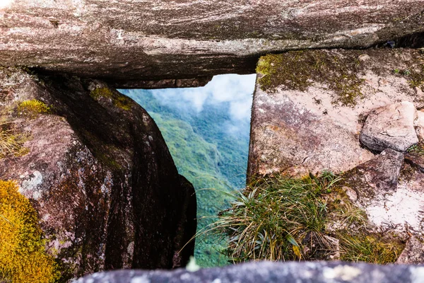 Vista dal tepui di Roraima sul tepui kukeniano nella nebbia - Venezuela, America Latina — Foto Stock