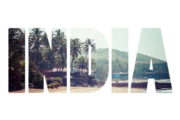 Zamykania anjuna panorama plaży na odpływu z białym mokry piasek i zielone palmy kokosowe, goa, Indie — Zdjęcie stockowe
