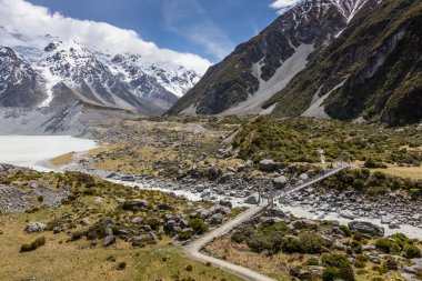 Fahişe Nehri üzerinde Aoraki milli parkta Yeni Zelanda köprü