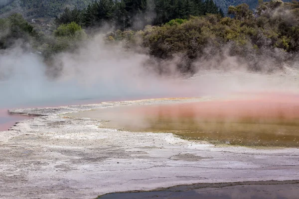 Piscina de champán en la Reserva Termal de Waiotapu, Rotorua, Nueva Zelanda — Foto de Stock