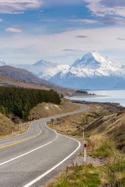 Estrada cinematográfica para Mount Cook, Nova Zelândia . — Fotografia de Stock