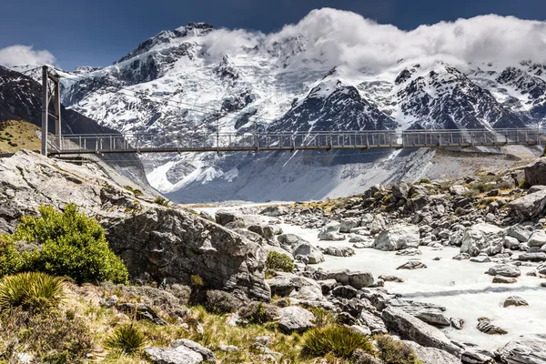 Híd prosti folyón Aoraki nemzeti park Új-Zéland — Stock Fotó