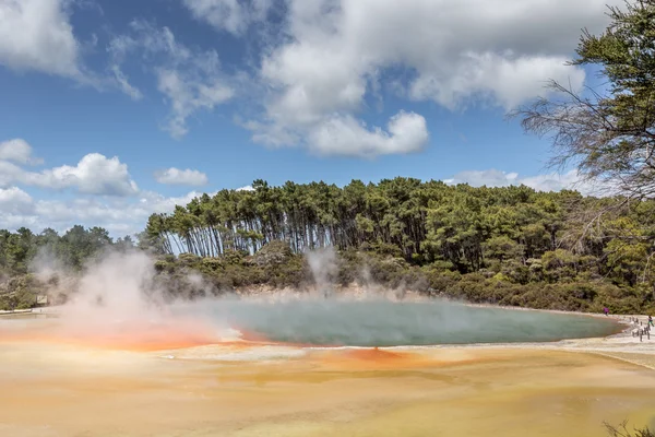 Piscină de șampanie în Waiotapu Rezervație termică, Rotorua, Noua Zeelandă — Fotografie, imagine de stoc