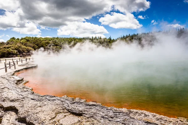 Piscină de șampanie în Waiotapu Rezervație termică, Rotorua, Noua Zeelandă — Fotografie, imagine de stoc