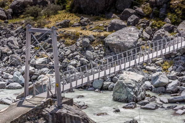 Most přes řeku Hooker v národním parku Aoraki Nový Zéland — Stock fotografie