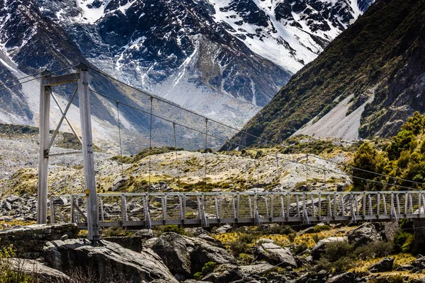 Most přes řeku Hooker v národním parku Aoraki Nový Zéland — Stock fotografie