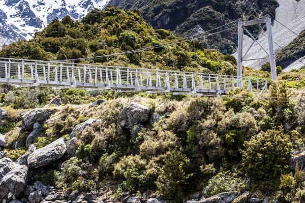 Most přes řeku Hooker v národním parku Aoraki Nový Zéland — Stock fotografie